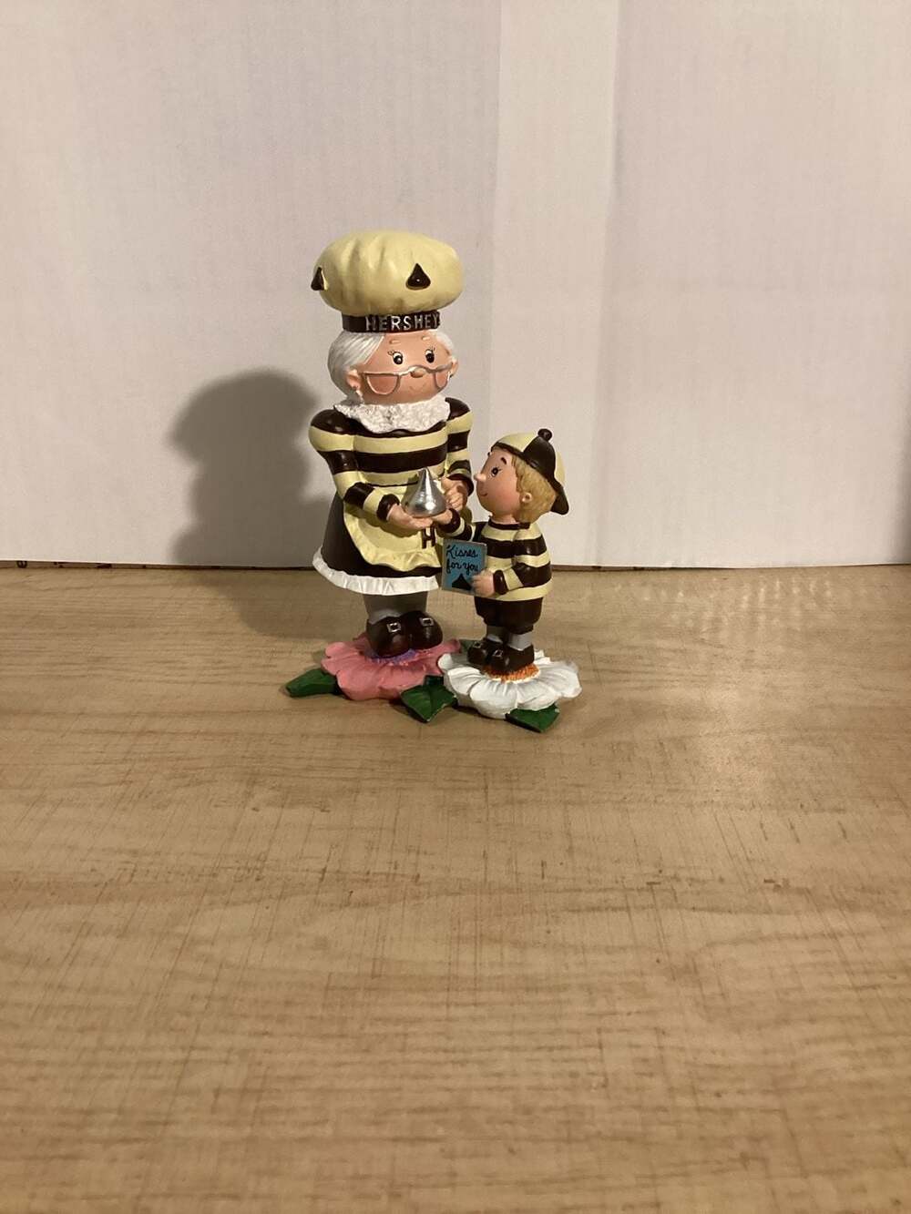 Kurt Adler Hershey's Collectible 2003 Mrs. Hershey and Boy Elf Figurine Kisses F